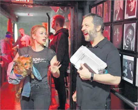  ?? Axel Koester For The Times ?? ILIZA SHLESINGER, with Blanche in tow, chats with Judd Apatow after her stand-up gig at the Comedy Store in L.A. last month.