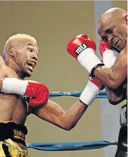  ?? / MARK ANDREWS/ DAILY DISPATCH ?? Azinga Fuzile, left, hits Malcolm Klassen with a left at Orient Theatre on Sunday.