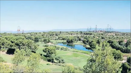  ?? NÚRIA TORRES / ACN ?? Panorámica de los terrenos en los que se proyecta el complejo de ocio con Port Aventura y Ferrari Land al fondo