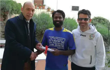  ??  ?? S. Selvaraju (centre) receiving his level 3 coaching certificat­e in Italy recently.