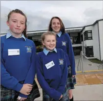  ??  ?? Pupils Jennifer Creamer Pinfield, Ellie Murphy and Naomi Williamson ready to welcome guests to their new school.