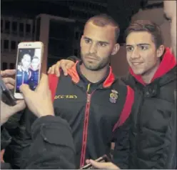  ??  ?? RECLAMADO. Jesé se fotografía con un seguidor al llegar a Málaga.