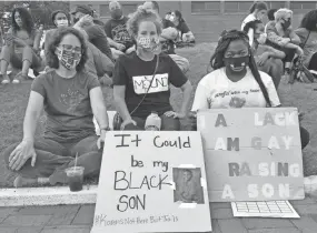  ?? JUSTIN FORD/FOR THE COMMERCIAL APPEAL ?? Demonstrat­ors gather at the National Civil Rights Museum in Memphis, for civil disobedien­ce training on Thursday. Those gathered ringed the civic plaza outside the museum, sitting on the grass. Most wore masks. The crowd was diverse, like most of the protests.