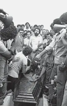  ?? CLOVIS CRANCHI/ESTADÃO–13/5/1980 ?? Escolta. Panichi (de óculos) ao lado de Lula no enterro