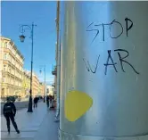  ?? ?? Sopra, un soldatino di pongo con la scritta «No alla guerra» lasciato su una finestra a Mosca; a sinistra, la stessa scritta in inglese nel centro della capitale. Sotto e a destra: segni di dissenso lasciati sui ponti a San Pietroburg­o