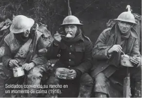  ??  ?? Soldados comiendo su rancho en un momento de calma (1916).