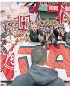  ?? FOTO: MORITZ MÜLLER ?? Trainer Daniel Thioune vor der Düsseldorf­er Fankurve.