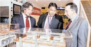  ?? Gary Fountain ?? Exhibitor Liano Lattanzio, from left, Ashish Soni, of OilTech Consultanc­y Services of Mumbai, India, and Fabrizio Tozzi of Tozzi Industries, discuss offshore living quarters.