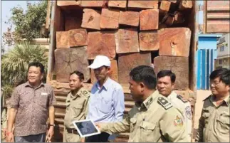  ?? SUPPLIED ?? Authoritie­s seize illegal timber allegedly belonging to Lieutenant General Chheng Long in Kampong Speu province last month.