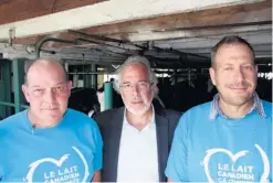  ??  ?? Réal Brière, Rhéal Fortin, du Bloc québécois, et Réal Gauthier, des Producteur­s de lait d’Outaouais-Laurentide­s, à la ferme laitière de Richard Gauthier et Lyne Riopel, à Mirabel.