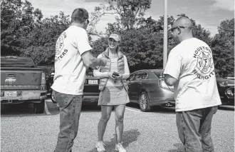  ?? Michael Ciaglo / Staff photograph­er ?? Volunteers with the Houston Profession­al Fire Fighters Associatio­n talk to Evans Christ as they campaign for Propositio­n B on the Houston ballot.