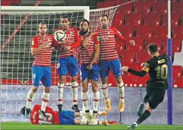  ??  ?? Messi lanza una falta en Los Cármenes en el partido de la primera vuelta contra el Granada.