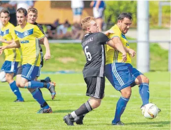  ?? FOTO: GÜNTER KRAM ?? Die SG Argental (am Ball Daniele Zamarco) verpatzt den Saisonauft­akt in der Fußball-Bezirkslig­a durch eine knappe Heimnieder­lage gegen den SV Seibranz (im Bild Samuel Bubek).