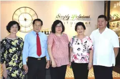  ??  ?? King Sien (centre) in a photo call with Tie (second left), Yii (right) and their respective spouses at the re-opened Simply Delicious @ Delta.