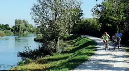  ??  ?? Viaggio Il percorso che in 55 chilometri collega Treviso a Jesolo e costeggia il Sile