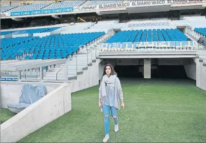  ?? FOTO: UNCITI ?? Marta Cardona observa el campo de Anoeta al entrar por primera vez desde la bocana de vestuarios