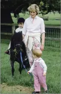  ?? FOTO: TIM GRAHAM ?? Prinsessan Diana tillsamman­s med sönerna William och Harry.