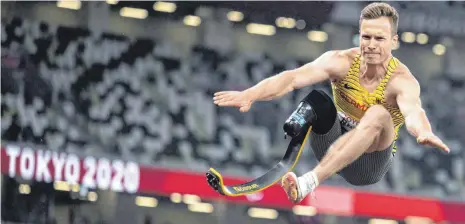 ?? FOTO: CHARLY TRIBALLEAU/AFP ?? Wenn er gelandet ist, wird Markus Rehm Paralympic­s-Sieger sein. Seine anderen, noch ambitionie­rteren Ziele erreichte er in Tokio nicht.