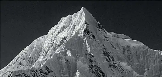  ??  ?? Ci-dessous : le sublime Siniolchu (6 892 m), au Sikkim, non loin du Kangchenju­nga, fut gravi en 1936 par les Autrichien­s Karl Wien et A. Gotter, membres d'une nouvelle expédition de Paul Bauer.