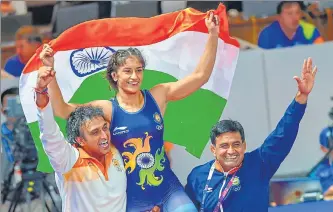  ?? PTI ?? ▪ Vinesh Phogat celebrates with the Tricolour after winning the gold medal in women's freestyle 50 kg wrestling at the Asian Games 2018, in Jakarta