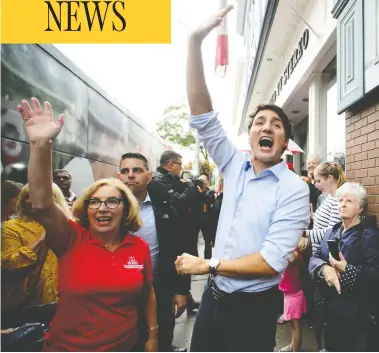  ?? SEAN KILPATRICK / THE CANADIAN PRESS ?? Liberal Leader Justin Trudeau is joined by Liberal candidate Kim Rudd as he makes a whistle stop in Cobourg, Ont.,
on Sunday. Liberals, like other old-guard parties, appear to be unfazed by unbalanced budgets this time around.