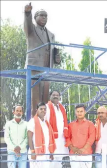  ?? HT PHOTO ?? Ram Laxman (centre), a Dalit student leader, led HYV’s ‘Ghar Wapsi’ campaign to reconvert Hindus who had switched to other faiths in eastern UP in 2007.