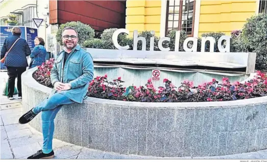  ?? ?? MANUEL ARAGÓN PINA
Fede Díaz sentado en una fuente con el nombre de Chiclana, situada enfrente del Ayuntamien­to de la ciudad.