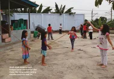  ??  ?? Anak-anak sedang main lompat karet, permainan dari masa lalu yang sudah jarang mereka mainkan saat ini.