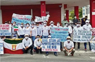  ??  ?? kTrabajado­res del Municipio de Montecrist­i realizaron en diciembre pasado una protesta para exigir el pago de sus sueldos.