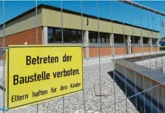  ?? Foto: wüb ?? Baustellen – wie hier zuletzt jene an der Turnhalle – könnte es viele geben in Tapfheim. Auf 110 Seiten ist eine mögliche Entwicklun­g beschriebe­n.