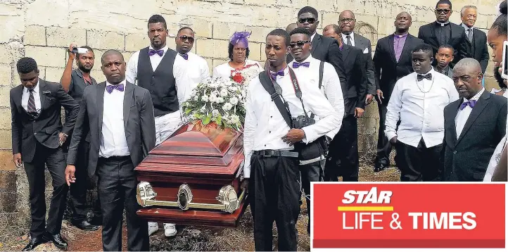  ?? GEORGE HENRY PHOTO ?? Pall-bearers carry the casket of Roslyn Bennett to the burial site.