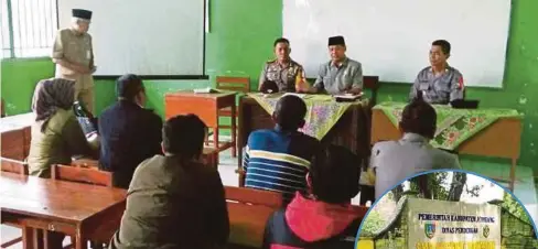  ??  ?? PERTEMUAN ibu bapa, pihak sekolah dan polis membabitka­n kes 25 pelajar sekolah menengah di Jombang, dekat Surabaya, menjadi mangsa cabul guru. - Foto Agensi