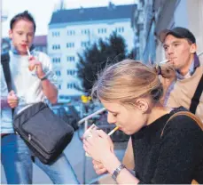  ?? SYMBOLFOTO: ARCHIV ?? Jugendlich­e rauchen nach einer Auswertung der Kaufmännis­chen Krankenkas­se in der Pandemie mehr.