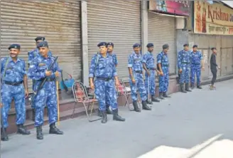  ?? HT PHOTO ?? ■ Security forces in a in bazaar amid a bandh call by caste organisati­ons in Phagwara on Wednesday.