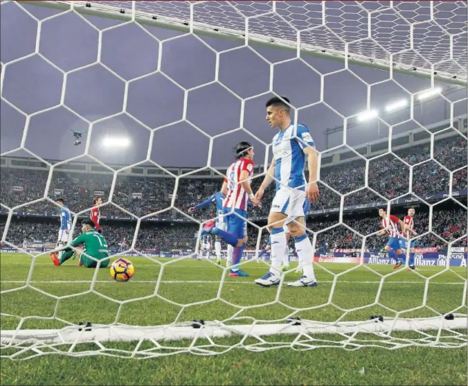  ??  ?? CORRIGIÓ. Bustinza recoge el balón del fondo de la portería después de que Torres enmendará el error de Griezmann desde el punto de penalti.