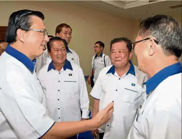  ??  ?? Good show: Liow (left) with Sabah state party members in Kota Kinabalu.