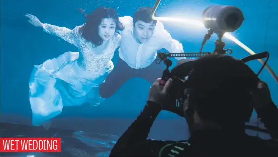  ?? Picture: Reuters ?? Cao Ri and Xu Jiaqian have their wedding picture taken in a pool at an underwater photograph­y studio in Beijing, China.