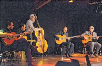  ?? FOTO: BABETTE CAESAR ?? Bobby Guttenberg­er, Pit Fischer, Hardy Pfahl, David Klüttig und Marco Müller (von links) zelebriere­n als United Strings ihren Gypsy-Swing im Bocksaal.