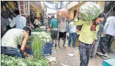  ?? BACHCHAN KUMAR/HT PHOTO ?? ▪ Vegetable market on the second day of farmers’ strike in Navi Mumbai on Saturday.