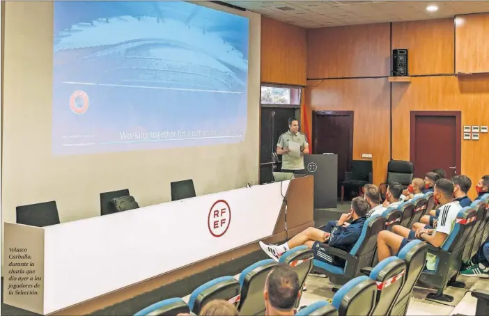  ??  ?? Velasco Carballo, durante la charla que dio ayer a los jugadores de la Selección.