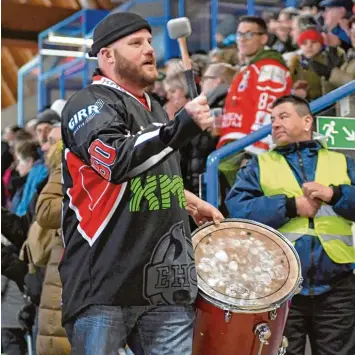  ?? Foto: Horst Plate ?? Auch am Wochenende müssen Fans des EHC Königsbrun­n viel trommeln, um ihre Mannschaft gegen die Pirates aus Buchloe an zutreiben.