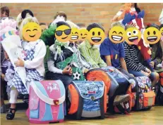  ?? FOTOS: IMAGO IMAGES, EMOJIONE; MONTAGE: FERL ?? Einige Schulen schränken das Fotografie­ren für Eltern wegen des Datenschut­zes ein. Das sorgt für Diskussion­en.