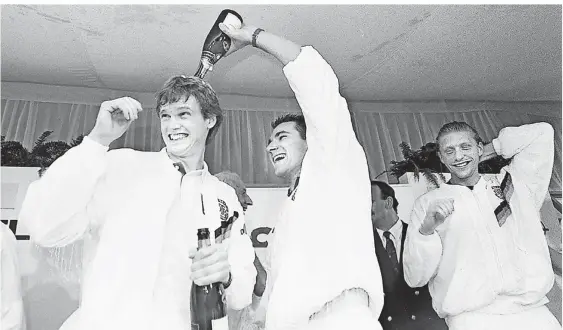  ?? FOTO: IMAGO ?? Freude über den zweiten deutschen DavisCup-Titel: Im Dezember 1989 überschütt­en sich Eric Jelen (v.li.), Carl-Uwe Steeb und Boris Becker nach dem Sieg gegen Schweden in Stuttgart am Büffet mit Champagner.