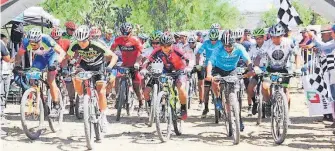  ?? /CORTESÍA@TEAMPO- ?? Los miembros del equipo también suben al podio de ganadores