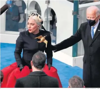  ?? TASOS KATOPODIS / EFE. ?? Lady Gaga junto a Joe Biden, tras cantar el Himno Nacional durante la toma de posesión ayer en Washington.