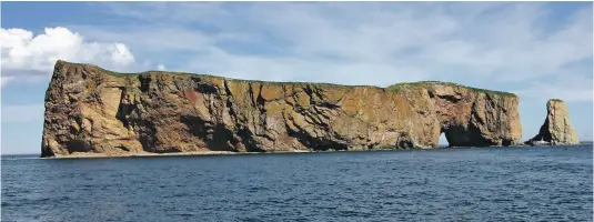  ??  ?? Le rocher Percé, grand symbole de la Gaspésie, attire des dizaines de milliers de touristes par an.