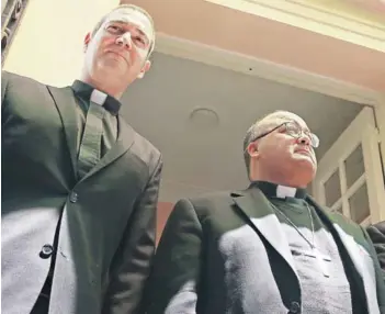  ??  ?? ► El arzobispo Charles Scicluna y Jordi Bertomeu, en la anterior misión.