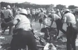  ?? © DENNIS BRACK ?? Police storm Chicago’s Grant Park during the 1968 Democratic Convention.