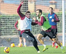  ?? FOTO: JUAN ECHEVERRÍA ?? Mentalizad­o Balenziaga intenta superar a Córdoba en un partidillo