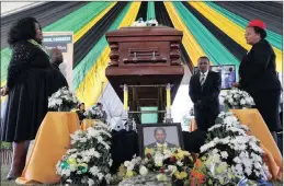  ??  ?? Phindile Zondi, left, Msunduzi mayor Themba Njilo and, right, umgungundl­ovu district mayor Thobekile Maphumulo pay their last respects to Sibusiso Sithole. LUNGANI ZUNGU